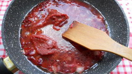 борщ со свиными ребрышками и молодыми овощами