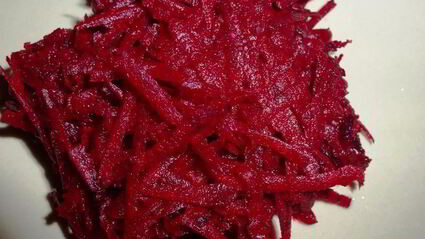 холодный борщ из свеклы с колбасой