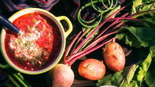 Холодный борщ с колбасой