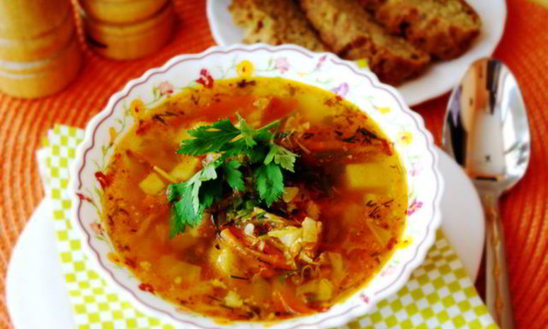 Рецепт летнего борща без свеклы с помидорами