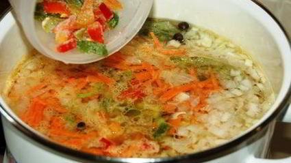 летний борщ без свеклы с помидорами