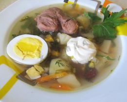 Зеленый борщ с крапивой, щавелем и яйцом