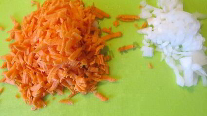 зеленый борщ с крапивой, щавелем и яйцом