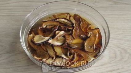 грибной суп из сушеных грибов с перловкой