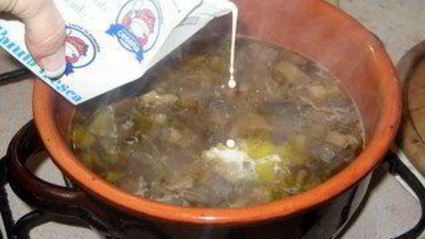 грибной суп со сливками и сыром в хлебных горшочках-мешочках