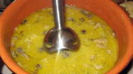 грибной суп со сливками и сыром в хлебных горшочках-мешочках