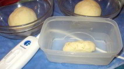 грибной суп со сливками и сыром в хлебных горшочках-мешочках