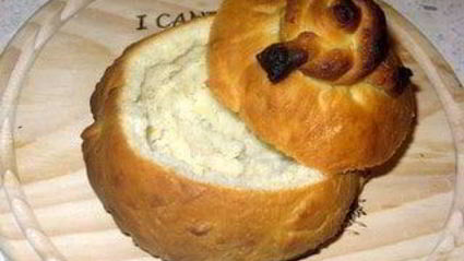 грибной суп со сливками и сыром в хлебных горшочках-мешочках