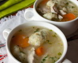 Куриный суп с зелеными клецками