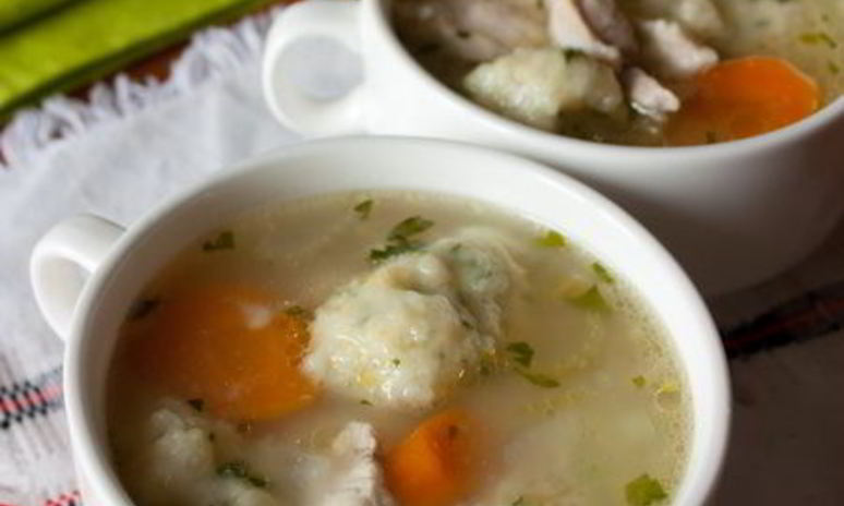 Рецепт куриного супа с зелеными клецками