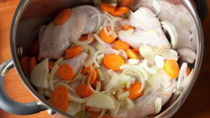 куриный суп с зелеными клецками