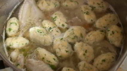 куриный суп с зелеными клецками