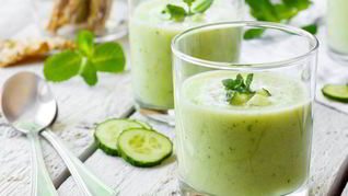 Мятный суп из сельдерея и огурца