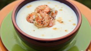 Сливочный суп с цветной капустой, картофелем и креветками
