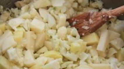 сливочный суп с цветной капустой, картофелем и креветками