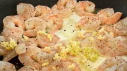 сливочный суп с цветной капустой, картофелем и креветками