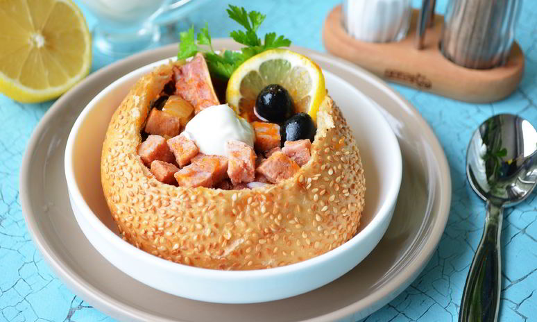 Рецепт солянки с копченостями в хлебе