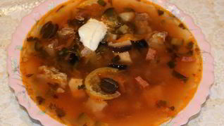 Солянка со свининой в мультиварке