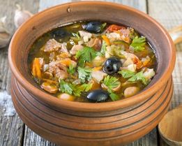 Солянка в горшочках в духовке сборная мясная