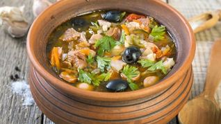 Солянка в горшочках в духовке сборная мясная