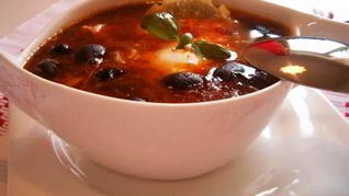 Солянка в мультиварке колбасная