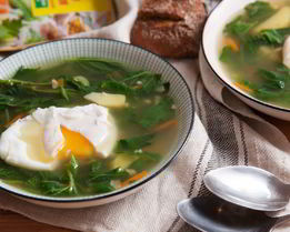 Суп из крапивы с булгуром и яйцом-пашот