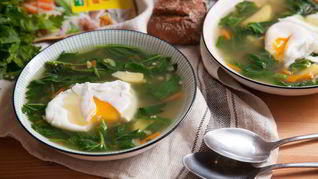 Суп из крапивы с булгуром и яйцом-пашот