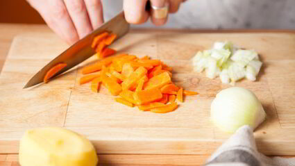 суп из крапивы с булгуром и яйцом-пашот