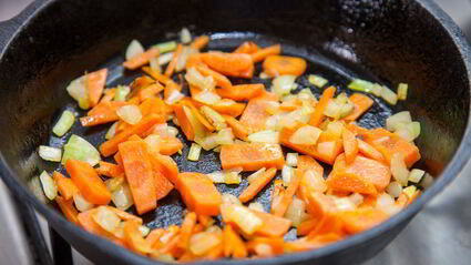 суп из крапивы с булгуром и яйцом-пашот