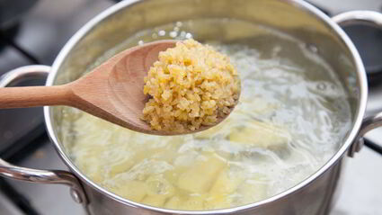 суп из крапивы с булгуром и яйцом-пашот