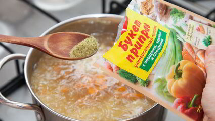 суп из крапивы с булгуром и яйцом-пашот