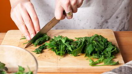 суп из крапивы с булгуром и яйцом-пашот