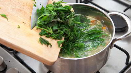 суп из крапивы с булгуром и яйцом-пашот