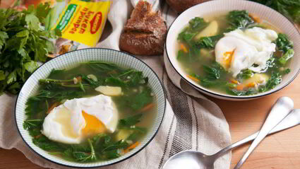 суп из крапивы с булгуром и яйцом-пашот