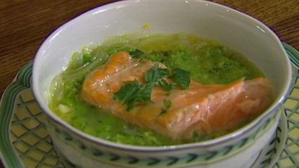 семга с супом-пюре из зеленого горошка
