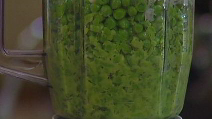 семга с супом-пюре из зеленого горошка