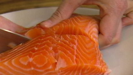 семга с супом-пюре из зеленого горошка