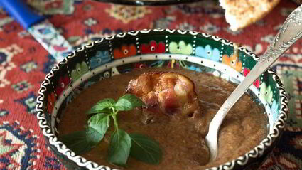 суп-пюре из фасоли с беконом и черносливом