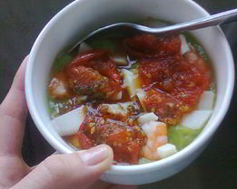 Суп-пюре из кабачков с креветками, запеченными помидорами черри и озьим сыром