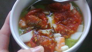 Суп-пюре из кабачков с креветками, запеченными помидорами черри и озьим сыром