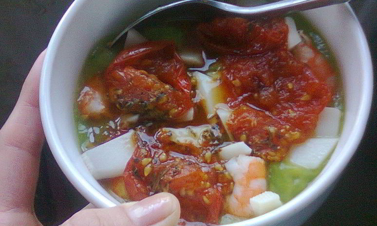 Рецепт супа-пюре из кабачков с креветками, запеченными помидорами черри и озьим сыром