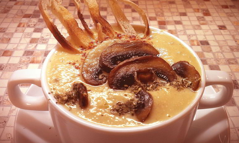 Рецепт супа-пюре из кольраби с гренками и гарниром из жареных грибов