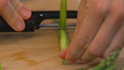 суп-пюре из спаржи с клецками из феты