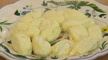 суп-пюре из спаржи с клецками из феты