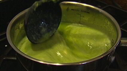 суп-пюре из спаржи с клецками из феты