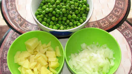 суп-пюре из зеленого горошка и ароматный хлеб с травами