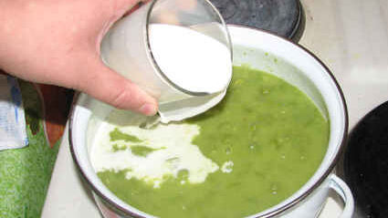 суп-пюре из зеленого горошка и ароматный хлеб с травами