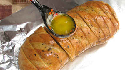 суп-пюре из зеленого горошка и ароматный хлеб с травами