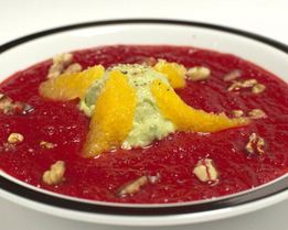 Свекольный суп-пюре с мороженым из авокадо