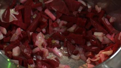 свекольный суп-пюре с мороженым из авокадо